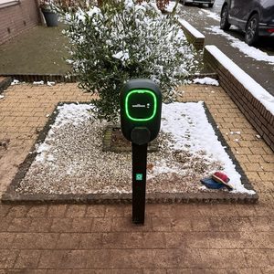 Wallbox Pulsar Max 22kW laadpaal op oprit in Apeldoorn - Afbeelding 1