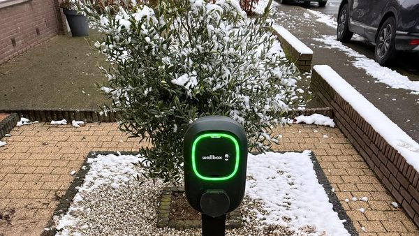 Wallbox Pulsar Max 22kW laadpaal op oprit in Apeldoorn