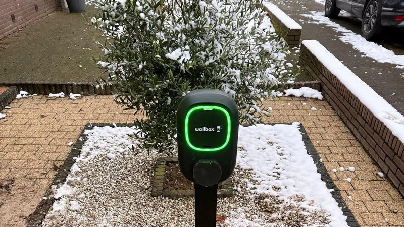 Wallbox Pulsar Max 22kW laadpaal op oprit in Apeldoorn