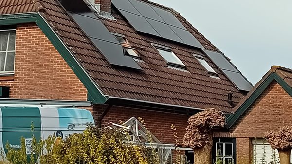 Uitgebreide zonnepaneleninstallatie in Lieren