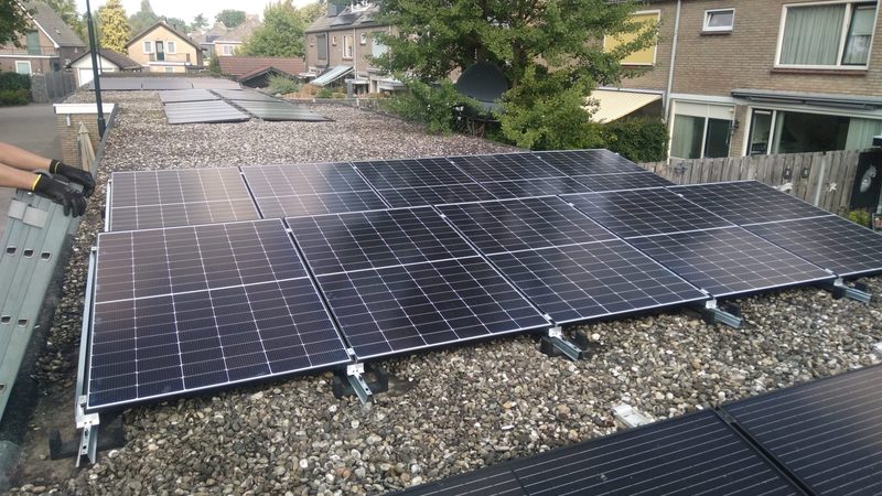 10 zonnepanelen op plat dak in Apeldoorn