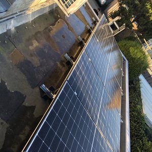 Installatie van zonnepanelen op een dak met zonnepanelen stevig bevestigd aan de onderstructuur.