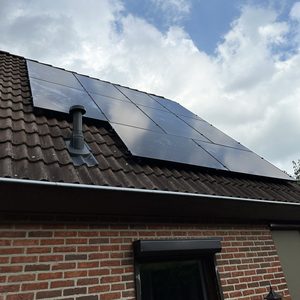 De installatie toont zonnepanelen op een hellend dak, gericht op het benutten van zonne-energie voor elektriciteitsoplossingen.