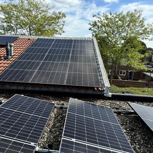 Het dak is bedekt met zonnepanelen, efficiënt opgesteld voor maximale zonlichtopvang en energieopbrengst.