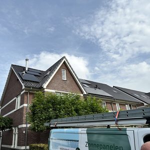 De foto toont een woning met zonnepanelen op het dak, wat wijst op een installatie gericht op het benutten van zonne-energie.