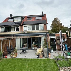 Deze installatie toont zonnepanelen op het dak van een woning, wat bijdraagt aan duurzame energieproductie.