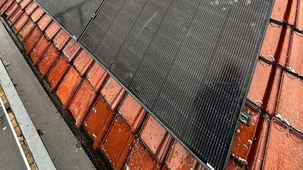Zonnepanelen op hellend dak in Apeldoorn