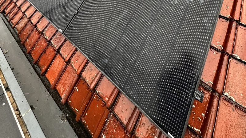 Zonnepanelen op hellend dak in Apeldoorn