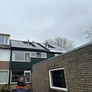 Deze installatie toont zonnepanelen op een dak van een woning, gericht op het benutten van zonne-energie.