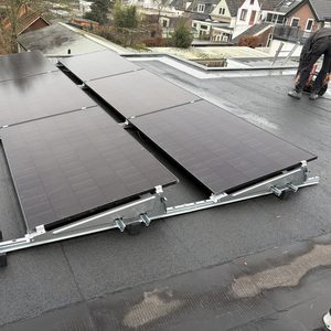 6 all-black zonnepanelen op plat dak in Zutphen - Afbeelding 1