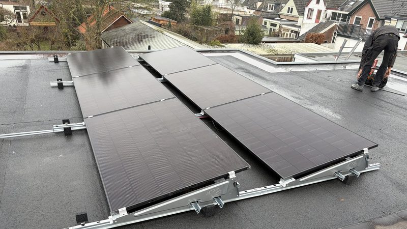 6 all-black zonnepanelen op plat dak in Zutphen