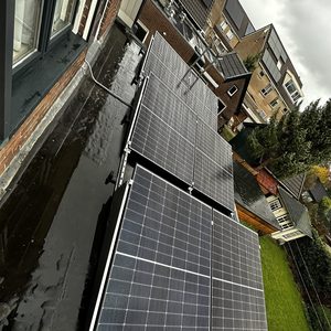 De installatie toont zonnepanelen op een schuin dak, gericht op het maximaliseren van zonlichtabsorptie.