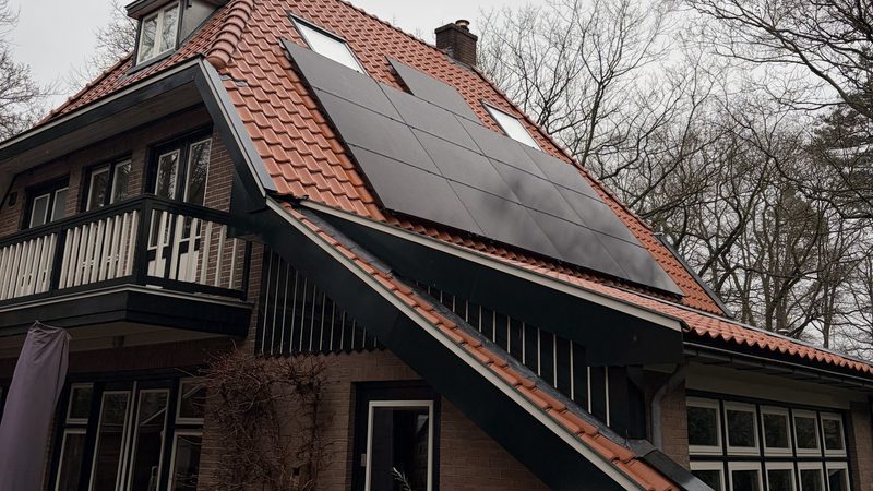 13 full-black zonnepanelen met Enphase in Apeldoorn