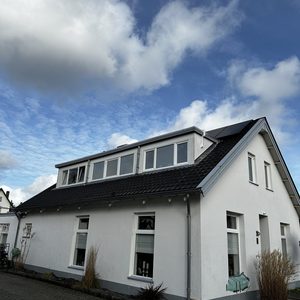 Deze afbeelding toont een woning met een recente airconditioning installatie zichtbaar aan de buitenkant, wat bijdraagt aan het comfort van de bewoners.