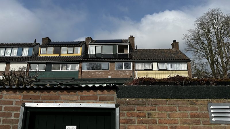 Zonnepanelen op rijtjeshuis in Dieren