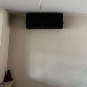 Een wandgemonteerde airconditioner, ideaal voor het koelen van ruimtes. De installatie is netjes uitgevoerd met een strak ontwerp.