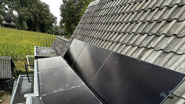 Zonnepanelen op een heuvelachtig dak in Hoog Soeren