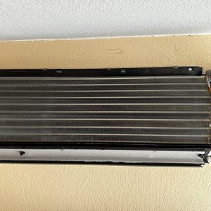 Een wandunit van een airconditioning systeem geïnstalleerd tegen een muur.