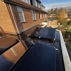 Een zonnepaneleninstallatie op het dak van een woning, waarbij verschillende panelen zijn geplaatst om zonne-energie te verzamelen.