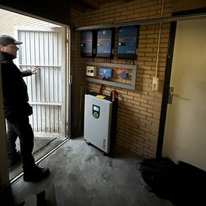 De installatie toont een thuisbatterij met meerdere gelijkrichterunits, aangesloten en klaar voor gebruik.