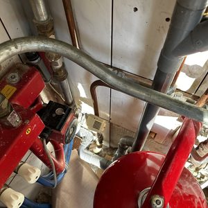 Deze afbeelding toont de interne componenten van een airconditioningsysteem, inclusief leidingen en bevestigingsmateriaal.