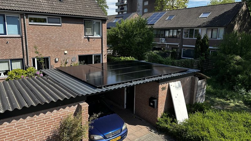 Zwarte zonnepanelen op carport in Apeldoorn