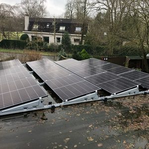 De afbeelding toont een installatie van zonnepanelen op een dak, met een heldere weergave van de panelen en hun bevestigingssystemen.