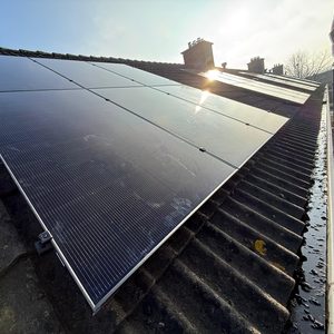 12 full-black zonnepanelen met hybride omvormer in Twello - Afbeelding 1