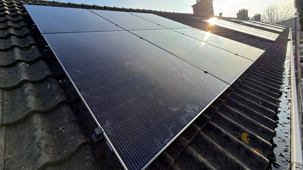 12 full-black zonnepanelen met hybride omvormer in Twello
