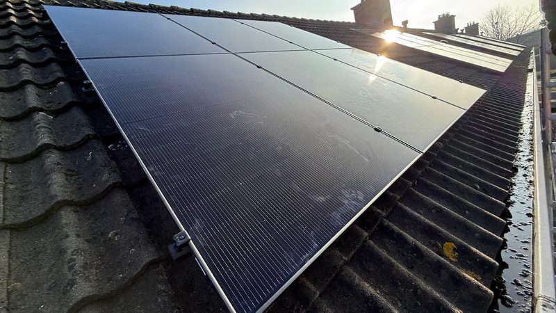 12 full-black zonnepanelen met hybride omvormer in Twello