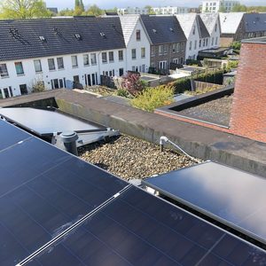 Installatie van zonnepanelen op een plat dak, gericht op duurzame energieproductie.