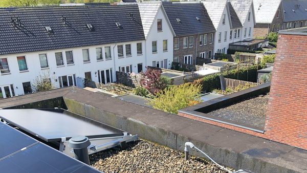 Duurzame zonne-installatie op plat dak in Apeldoorn