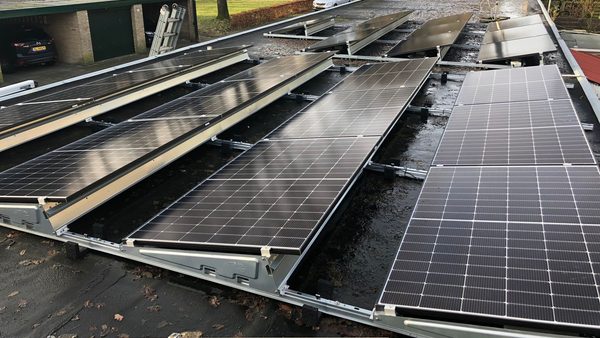 Efficiënte zonne-installatie op plat dak in Apeldoorn