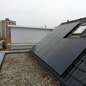 Een zonnepaneelinstallatie op een dak, gericht op de efficiëntie van het opwekken van zonne-energie.