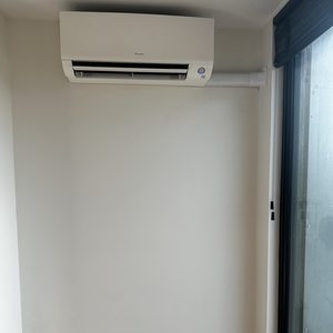 Deze afbeelding toont een wandairco-installatie, zorgvuldig geplaatst en klaar voor gebruik.