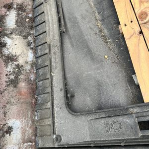 De afbeelding toont een deel van een laadpaalinstallatie, zichtbaar in een ruwe en ongeregelde omgeving.