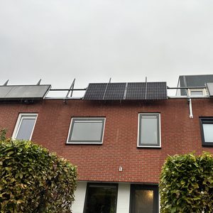 Deze installatie toont zonnepanelen op het dak van een woning, geïnstalleerd voor de opwekking van hernieuwbare energie.