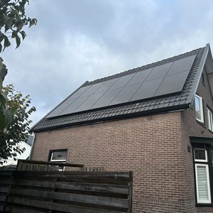 Deze installatie toont zonnepanelen op het dak van een woning, geschikt voor duurzame energieoplossingen.