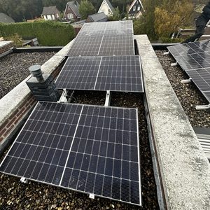 Installatie van zonnepanelen op een plat dak, gericht op het opwekken van duurzame energie.