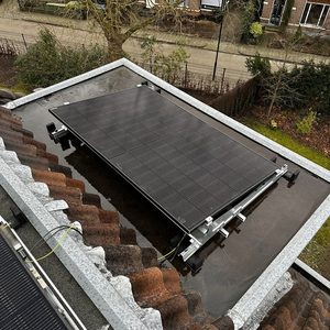Een zonnepaneleninstallatie op een dak, met duidelijke zichtbaarheid van zonnepanelen en montagematerialen.