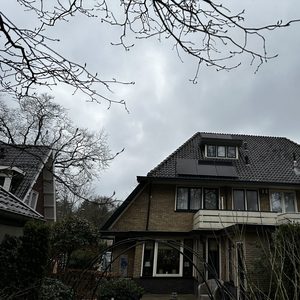 De installatie toont zonnepanelen op het dak van een woning, geïntegreerd in de dakconstructie.