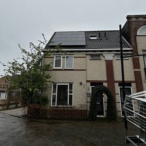 Deze installatie toont zonnepanelen op het dak van een woning, die zijn ontworpen voor het opwekken van zonne-energie.