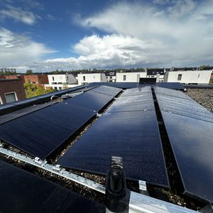 De installatie toont een reeks zonnepanelen op een vlakke dakbedekking, geschikt voor het opwekken van zonne-energie.