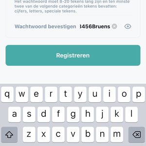 Deze installatie toont zonnepanelen op een dak, ontworpen om zonne-energie om te zetten in elektriciteit voor huishoudelijk gebruik.