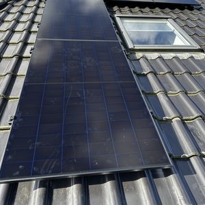 De installatie toont zonnepanelen die op een dak zijn geplaatst om zonne-energie te benutten.