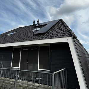 Deze foto toont zonnepanelen die zijn geïnstalleerd op een schuin dak, geschikt voor het opwekken van zonne-energie.