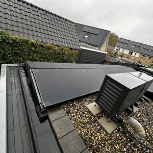 De installatie toont zonnepanelen op een dak, omringd door een grindbed en een ventilatie-element.