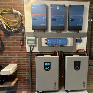 Installatie van thuisbatterijen met bijbehorende omvormers en elektrische aansluiting. Geschikt voor energieopslag en optimalisatie van zonnepanelen.