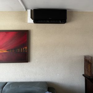 Een wandgemonteerde airconditioner met een moderne uitstraling, perfect voor koeling in huis.
