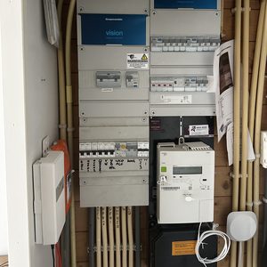 De afbeelding toont een meterkast met elektrische componenten die waarschijnlijk zijn aangesloten voor een laadpaal installatie.
